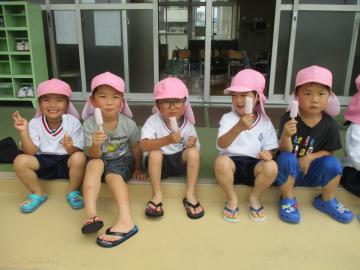 テラスに座ってアイスを食べる子供(3)