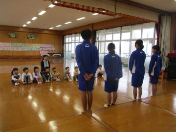 並んで園児に挨拶をする4人の中学生