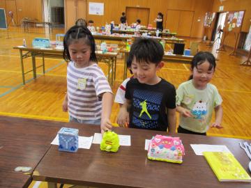 作品展に行って、館内で作品を見ている園児たちの様子