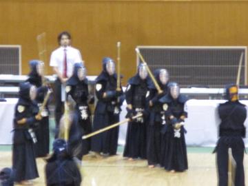 剣道団体戦の試合前に練習する様子