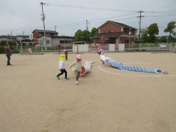 大きなこいのぼりと運動場を走る子ども2