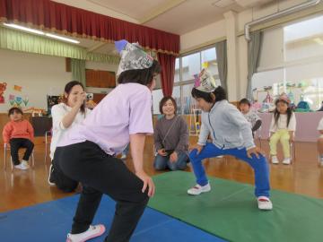 すもう大会で四股を踏む園児2人の様子