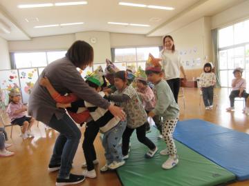 年少組と先生が相撲勝負をする様子