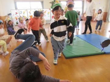 すもうの取り組みで先生が負けて枠の外に出ています
