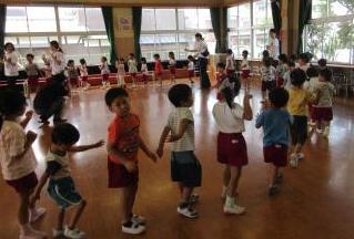 室内で子供たちがすみっコぐらし音頭を踊っている様子