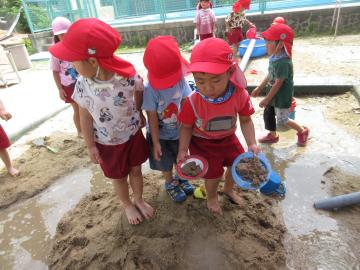 3歳児が砂場で遊んでいる様子
