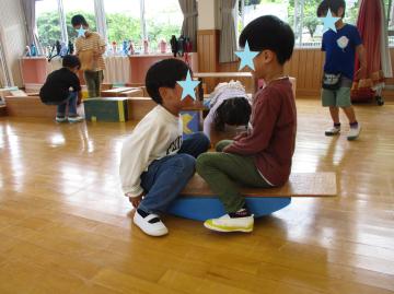 友達と積木で遊んでいる
