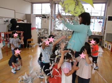 傘で新聞の雨を降らせてる