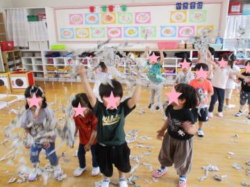 新聞遊びをしている3歳児