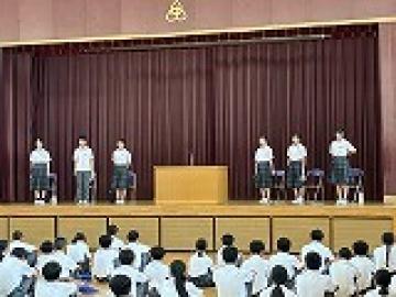 6人の弁士が体育館のステージに並んだ様子