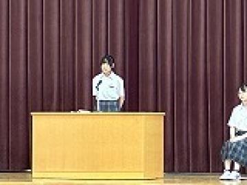 1人目の弁士が演台に立つ様子