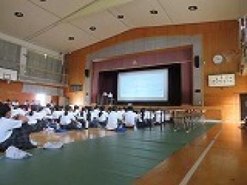 体育館で発表会を聴く生徒の様子