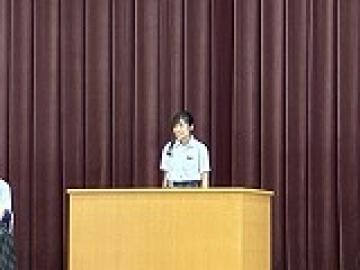 2人目の弁士が演台に立つ様子