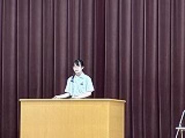 3人目の弁士が演台に立つ様子