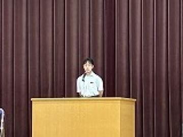 4人目の弁士が演台に立つ様子