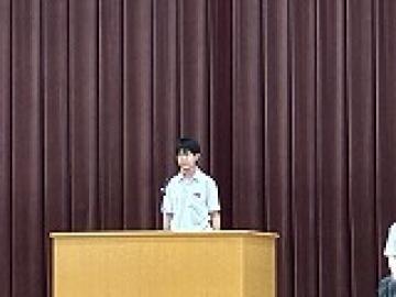 5人目の弁士が演台に立つ様子