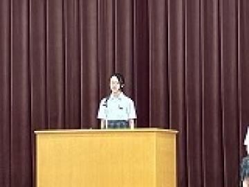 6人目の弁士が演台に立つ様子