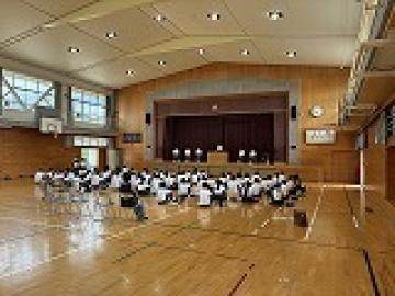 体育館で弁論を聴く生徒たちの様子