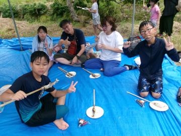 鮎を食べている様子