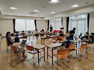 公民館で宿題をしている様子