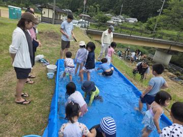 低学年が鮎を捕まえている様子
