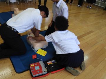AEDを使用する様子