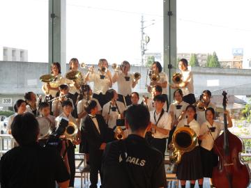 3年生で演奏をたたえ合う様子
