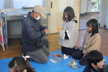 教室でどんな飾り付けにするか悩んでいる児童たちの様子