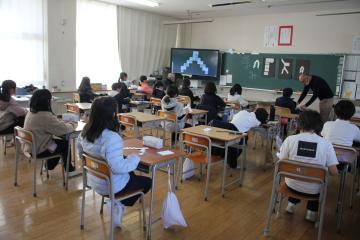 教室で御幣づくりをする児童たちの様子