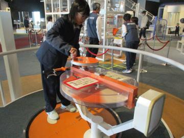 科学館内で展示物体験をする児童の様子