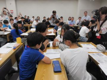 公開授業で6年生が班ごとに話し合いをしている様子