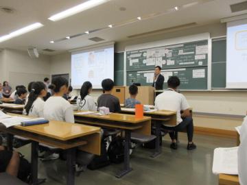 新聞記者の方の説明を聞いている様子