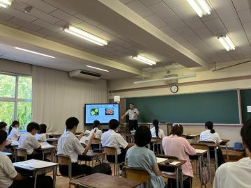 鳥取大学説明会の様子。参加者が教室内で説明を聴いています。
