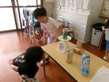 缶の実験をする写真