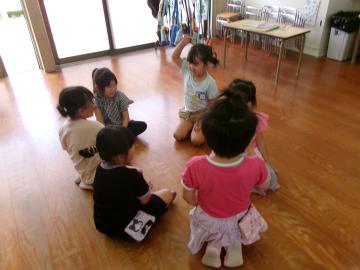 話し合いをする写真
