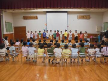 園児が並んだ椅子に座っている写真
