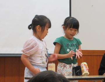 みんなの前で実験をする写真
