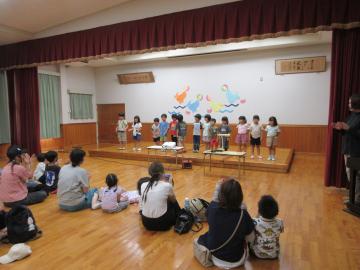 保護者に観てもらっている写真