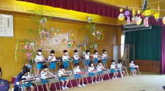 5歳児が鍵盤ハーモニカを演奏しているところ