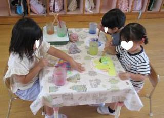 絵の具遊びをしているところ