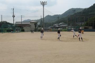 グラウンドで野球部員が守備練習をしている様子