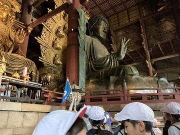 東大寺の大仏殿を見学する児童の様子
