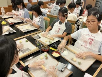 八つ橋づくり体験に参加する児童の様子