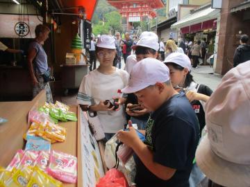 楽しいお買い物タイムに参加する児童の様子