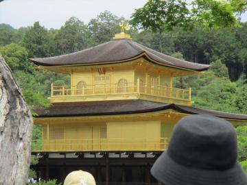 金閣寺を見学する児童の様子