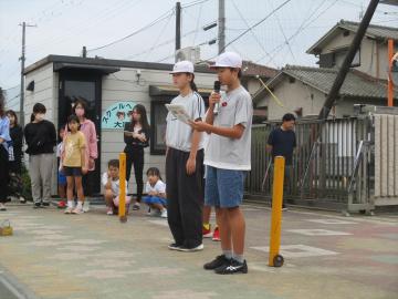 解散式に参加する児童の様子