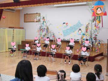 鍵盤ハーモニカ奏をしている様子