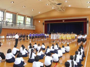 校長先生が出場選手に激励の言葉を伝えているようす