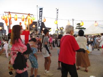 地域住民が盆踊りをする様子