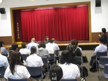 教師が講義を聞く様子